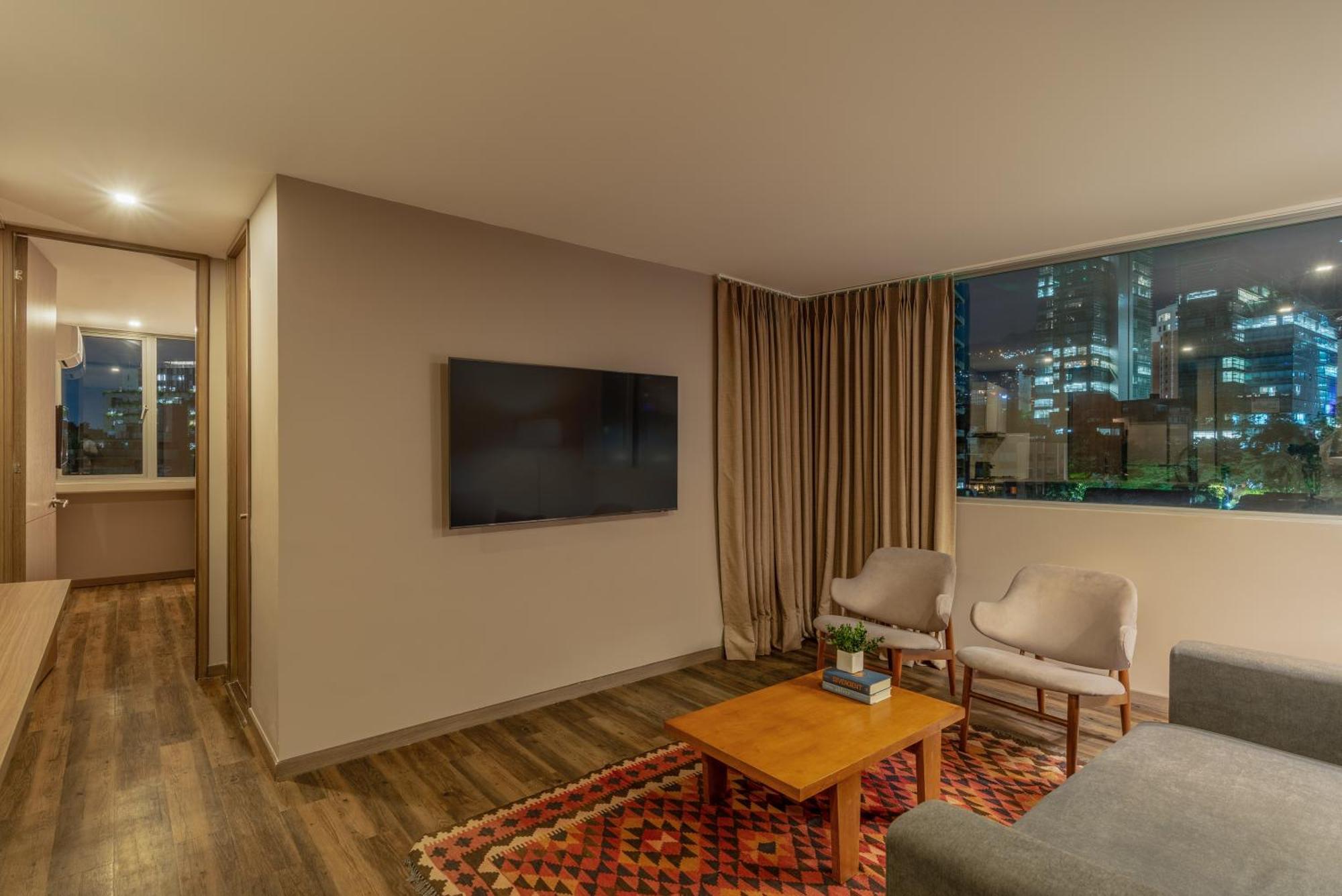 Sites Hotel Medellín Eksteriør billede A living room in a modern apartment