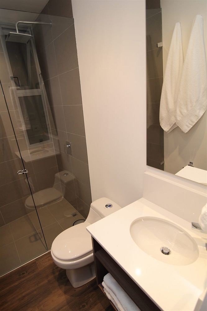 Sites Hotel Medellín Eksteriør billede A shower with a sliding door