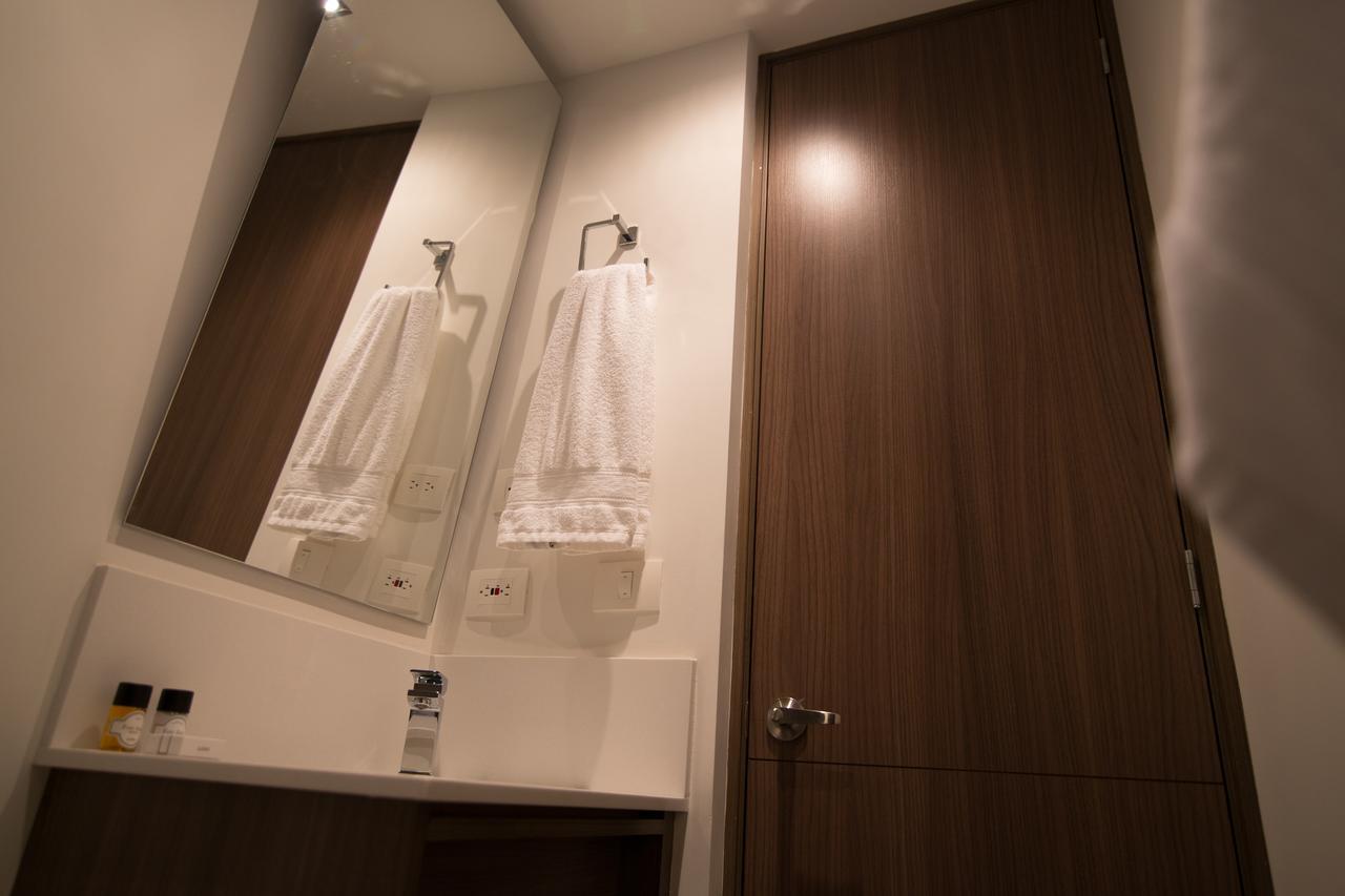 Sites Hotel Medellín Eksteriør billede A bathroom in a capsule hotel