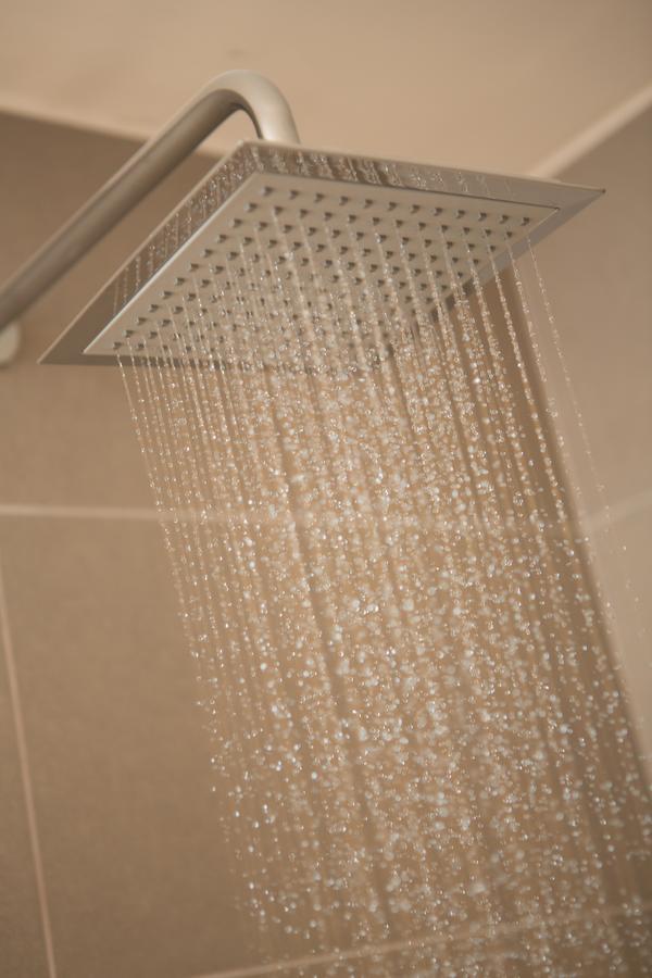 Sites Hotel Medellín Eksteriør billede A shower in operation