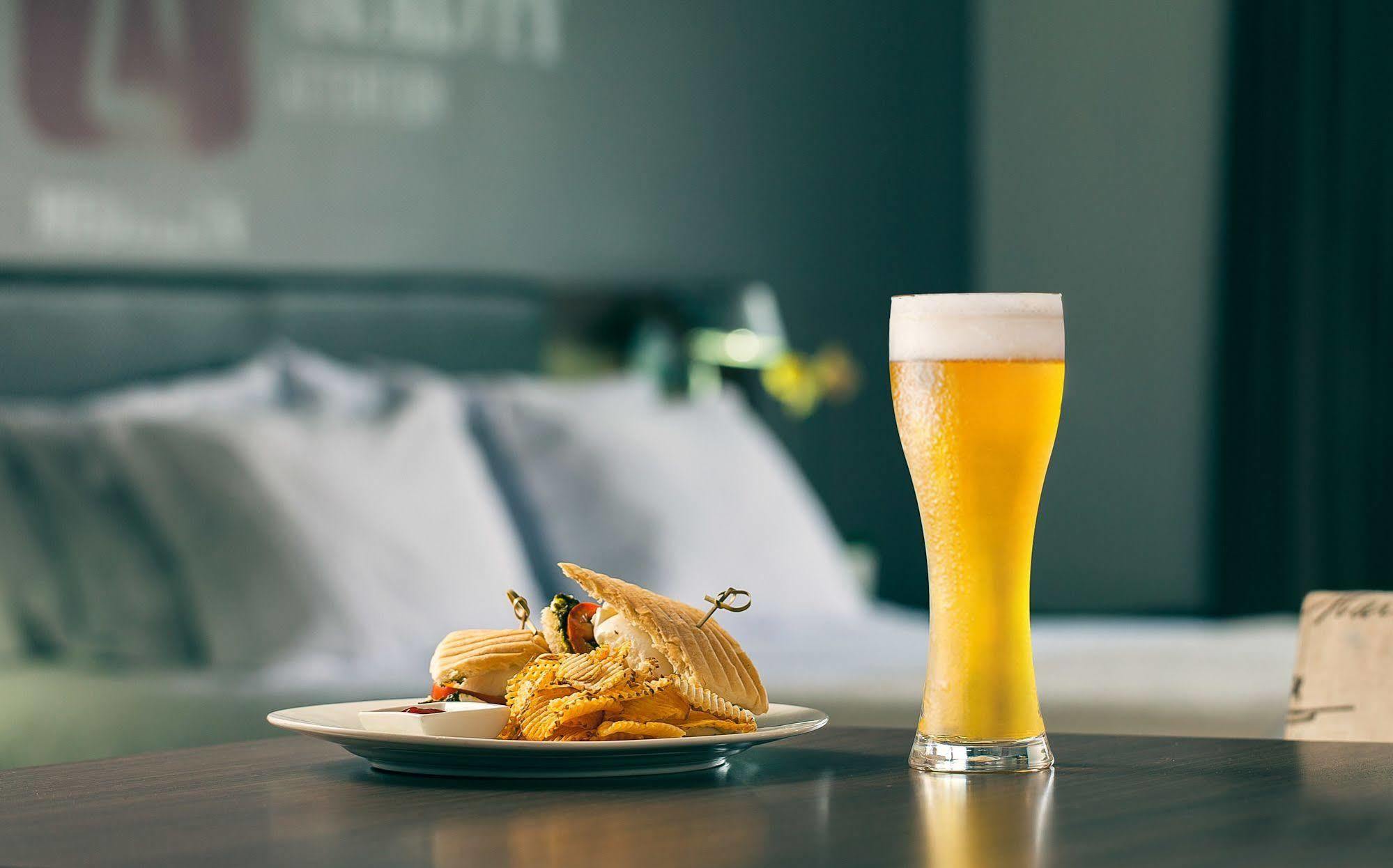Sites Hotel Medellín Eksteriør billede A beer in a Weisse glass