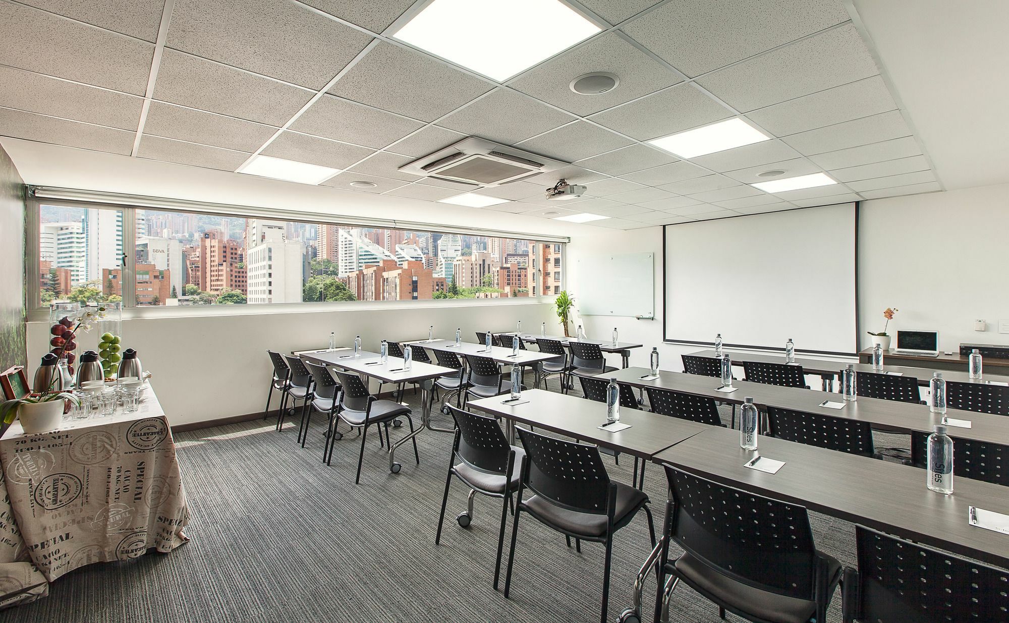 Sites Hotel Medellín Eksteriør billede Meeting room at the hotel